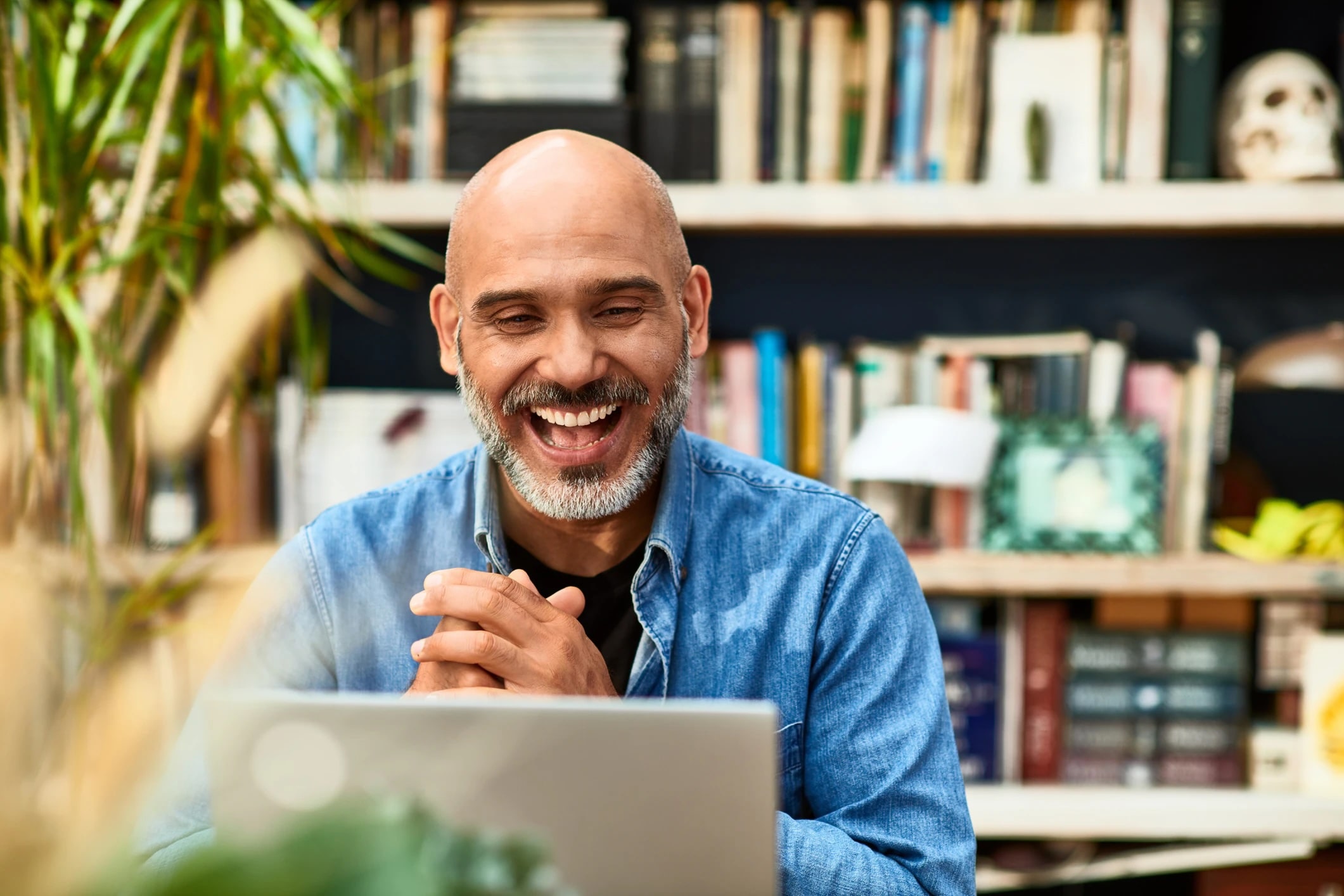 man in an online conversation
