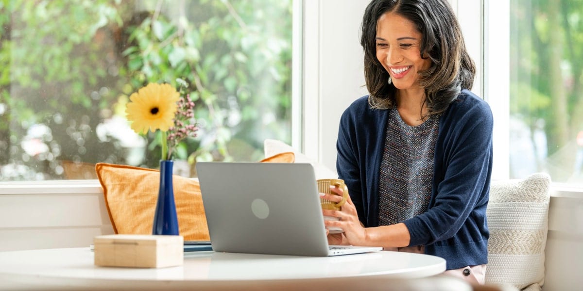 Woman_BlueCardigain_Laptop