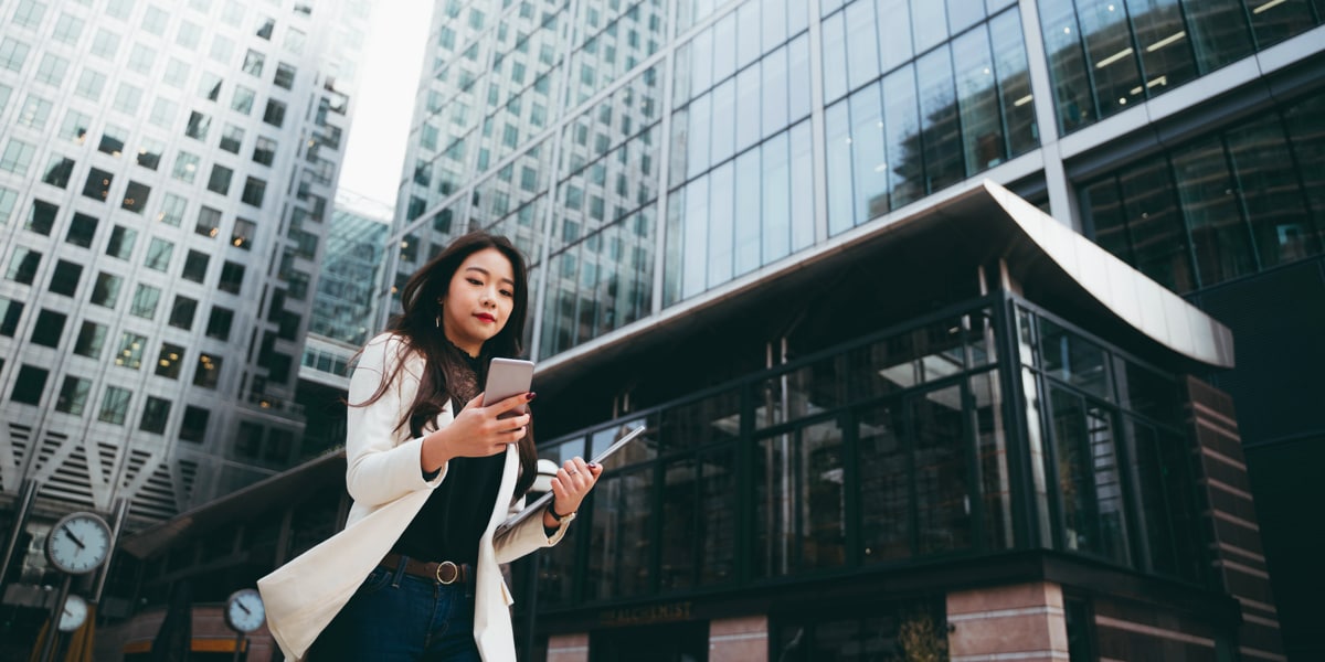 Woman_phone_Building