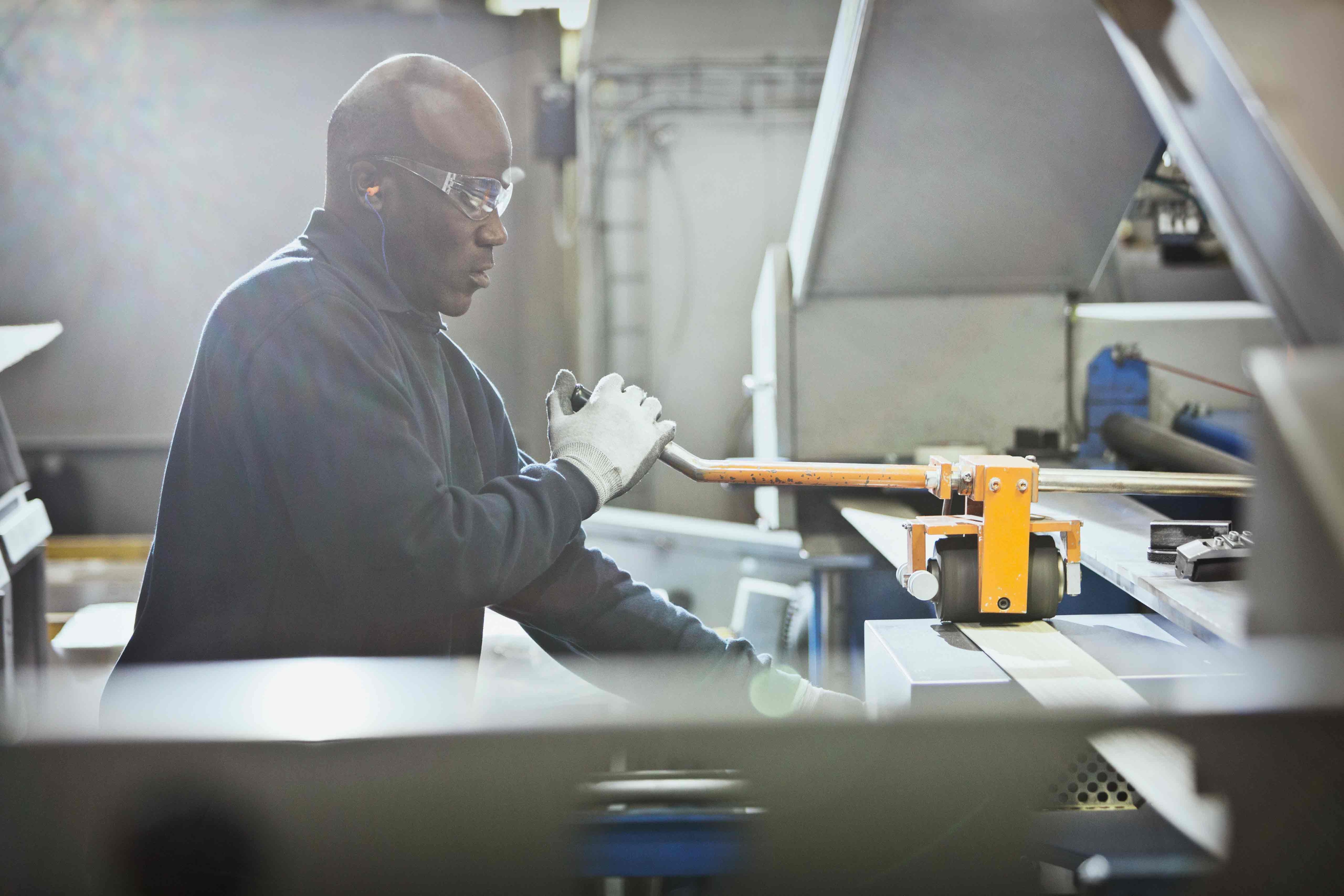Au Canada et dans le monde entier, l’industrie manufacturière est un secteur crucial qui présente des défis uniques en matière de gestion des dépenses.